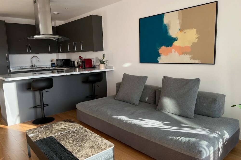 Фото Luxurious and Central 2-bed-flat