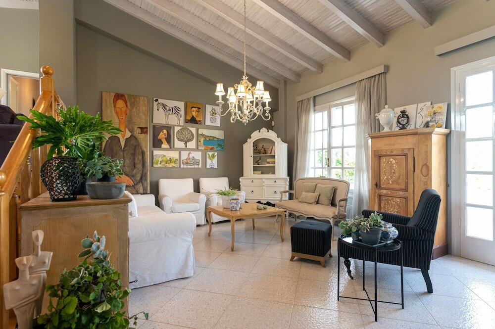 Фото Serene Seaside Bliss - Lush & Secluded Garden Oasis