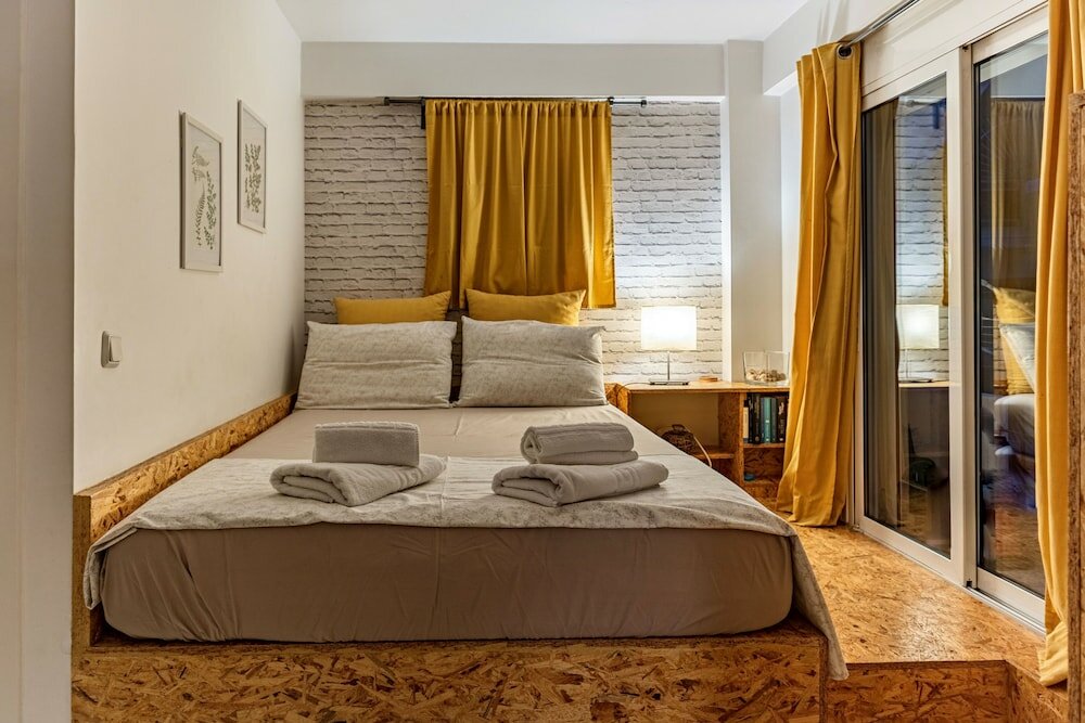 Фото Downtown Yellow Studio - Central Secret Nest