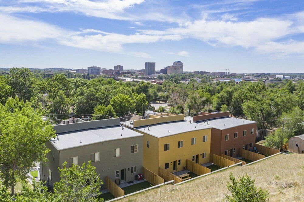 Фото Downtown Skyline Rooftop Patio Modern Townhome