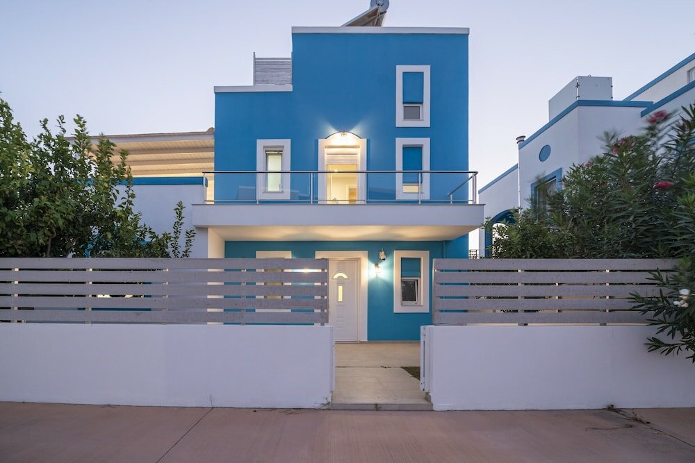 Фото Seabreeze Villa - with Jacuzzi & heated pool