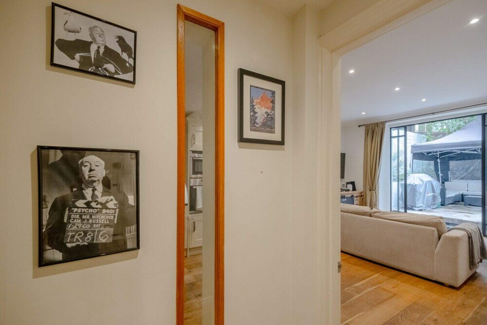 Фото Gorgeous 2bd Flat With Patio - South Kensington!