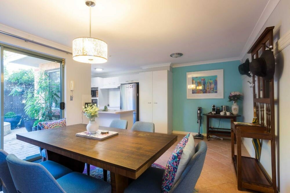 Фото Character 3 Bedroom Home With Pool and Balcony