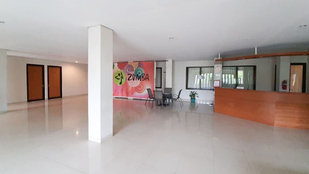 Фото RedDoorz Plus @ Bitung City Center