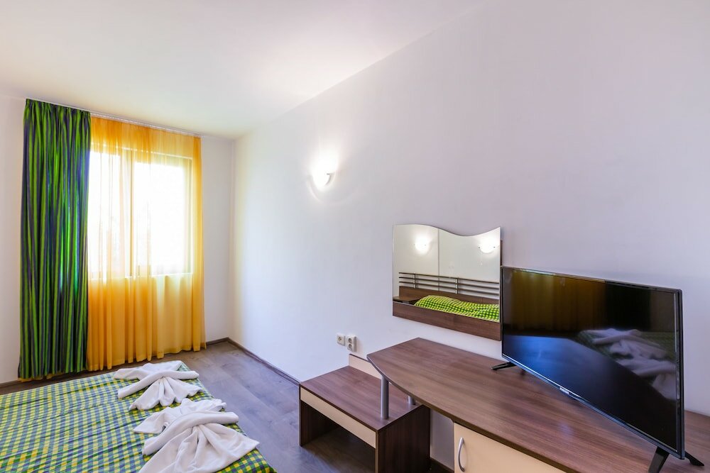 Фото 2 Bedroom Apartment in Dafinka Guest House