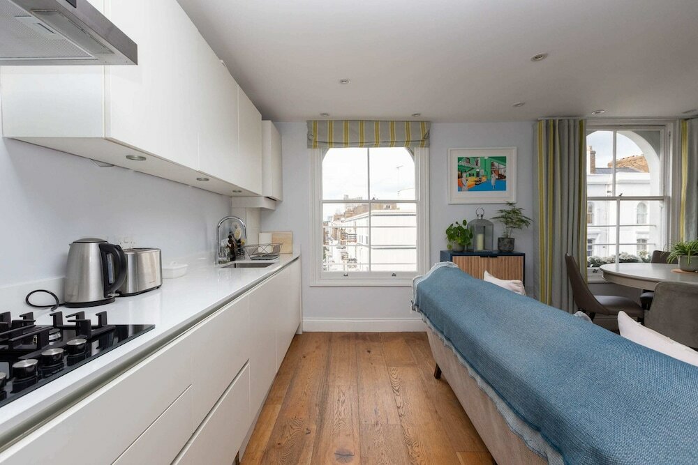 Фото Spacious 3 Bedroom in Notting Hill With Balcony