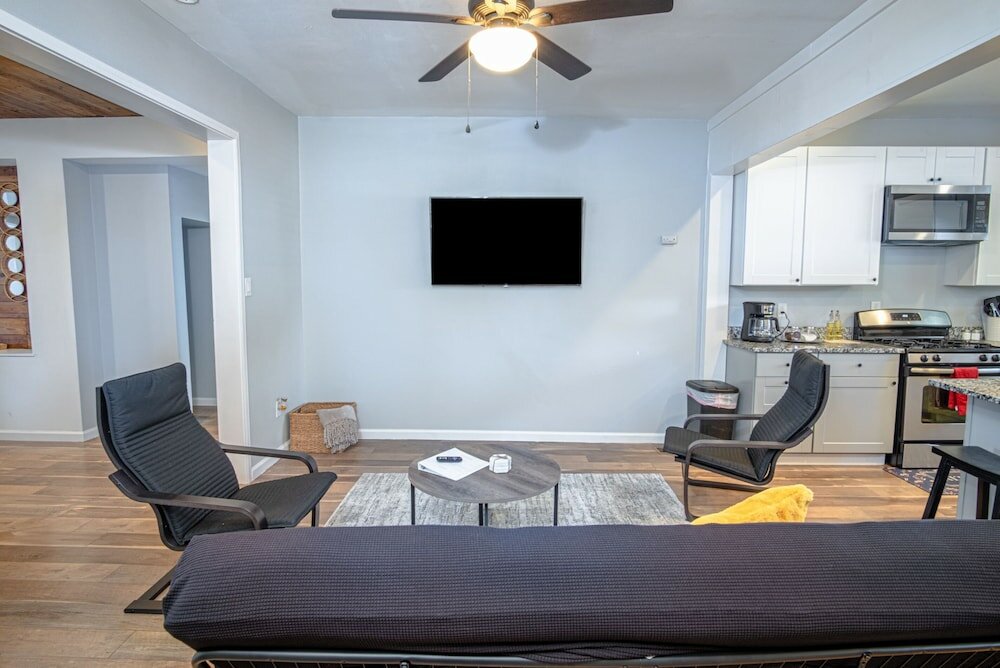 Фото Magnificent Large Home Near Downtown