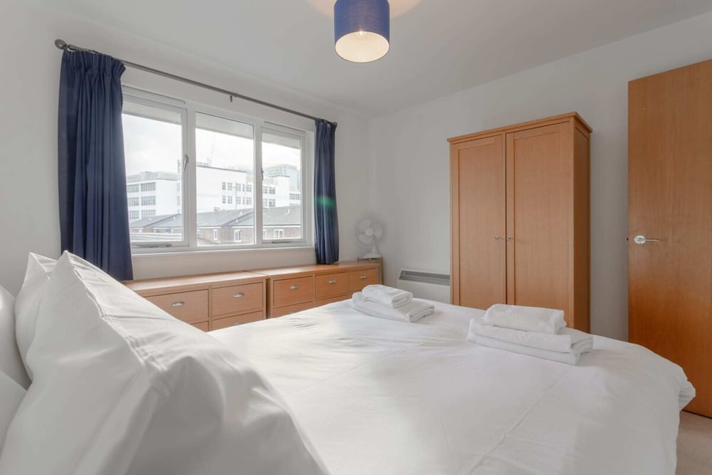 Фото A Spacious 2 Bedroom Apartment In Aldgate East