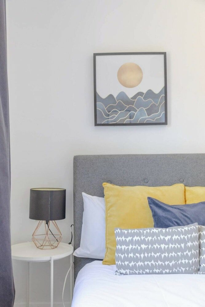 Фото Lovely 4 Bed House w Garden, 1 Stop to Waterloo