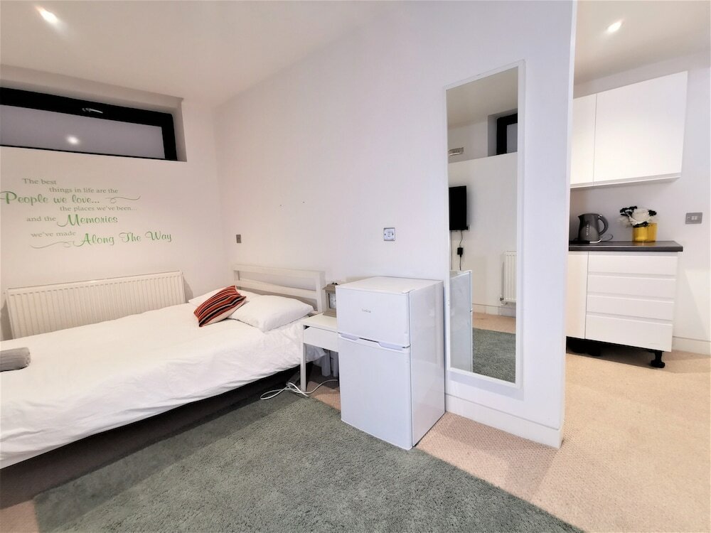 Фото Spacious Double Room with en-suite - 1b