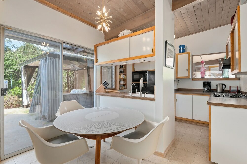 Фото Padaro Midcentury Beach & Garden