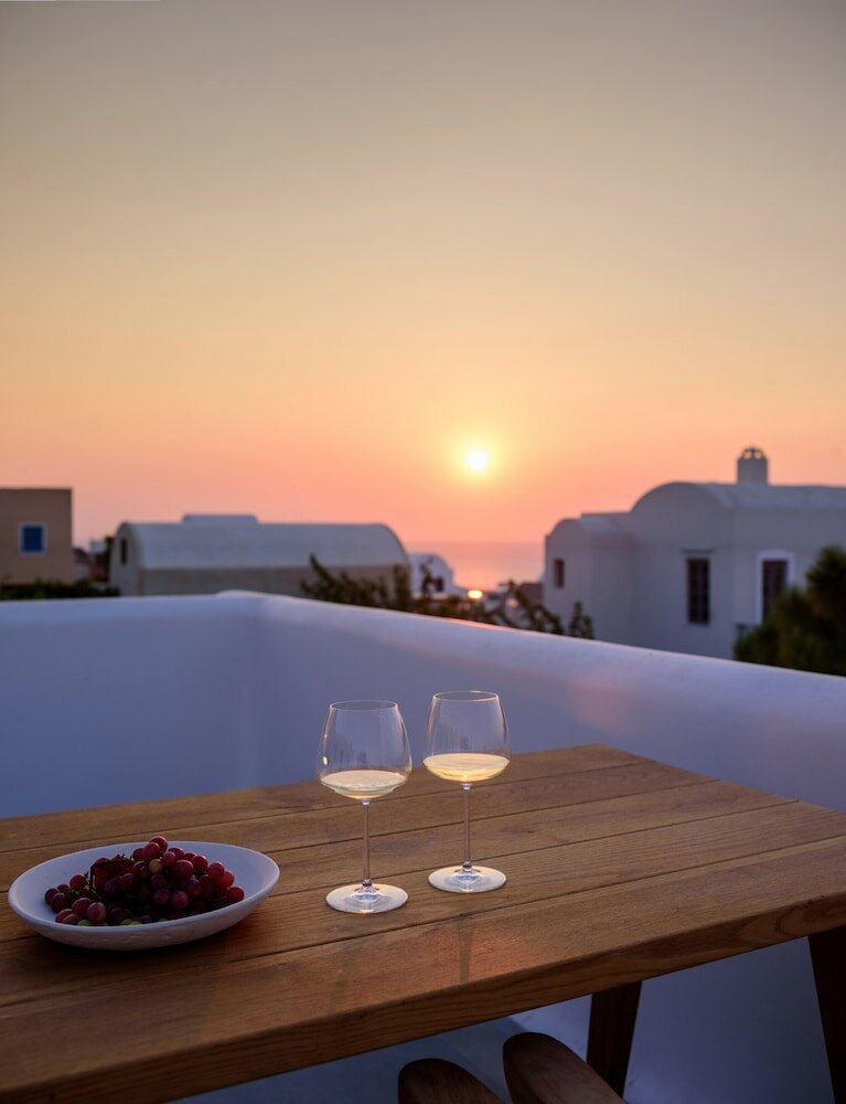 Фото Oia Treasures Art Suites