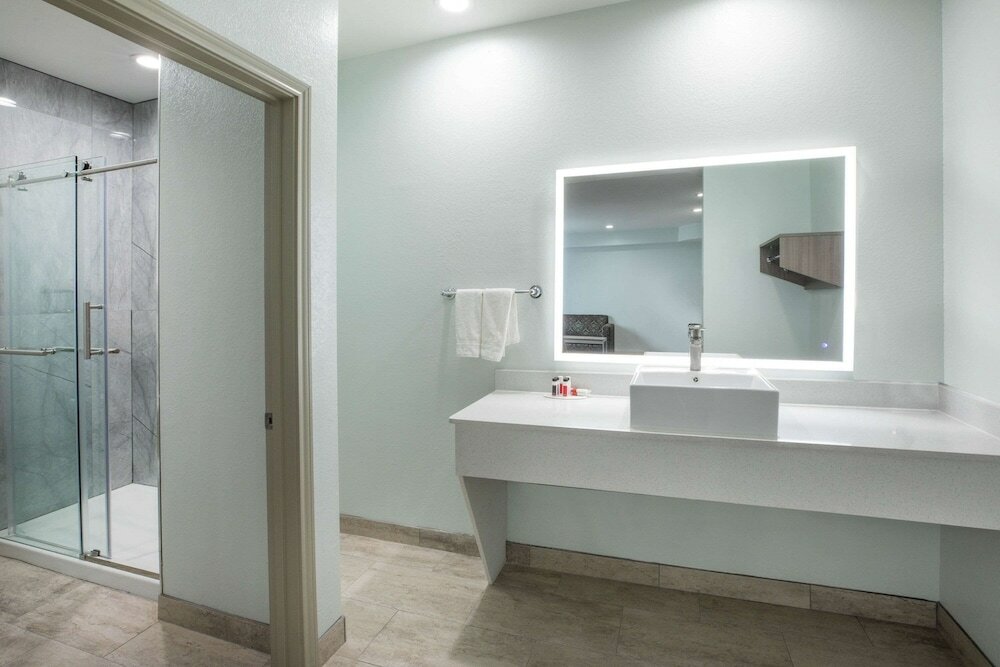 Фото Super 8 by Wyndham Humble/Fallcreek/Houston