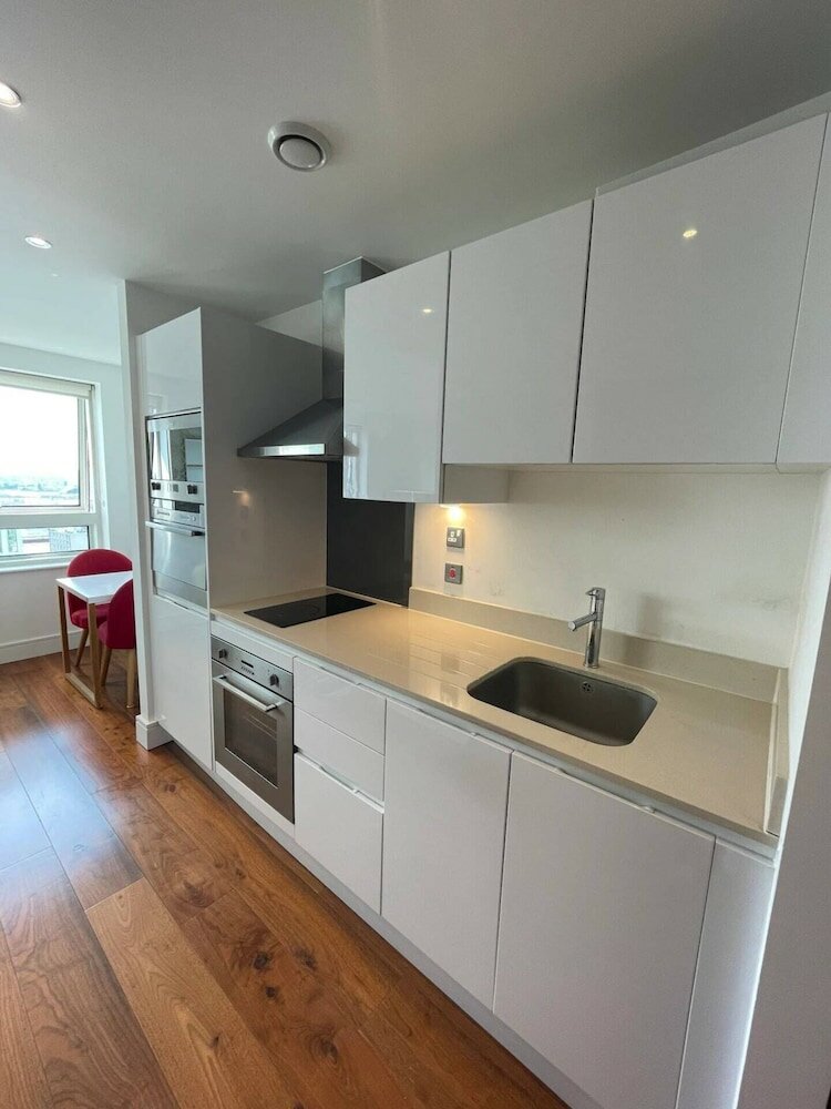 Фото Lovely Studio Flat With Pool - Canary Wharf