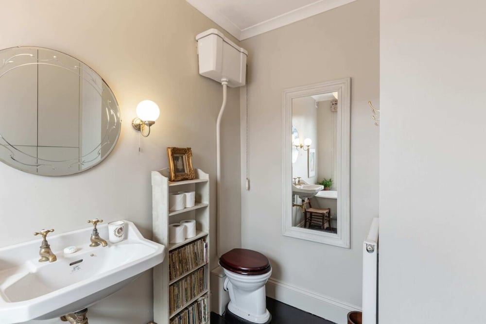 Фото Lovely 4 Bedroom House near Portobello