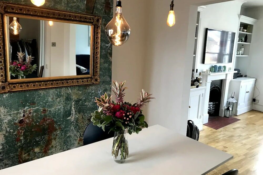 Фото Stylish 2 Bedroom Apartment in Fulham With a Garden Terrace