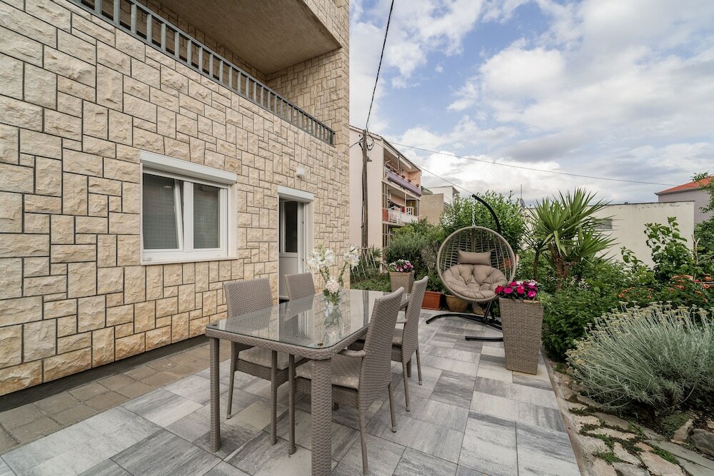 Фото Studio Apartment with garden