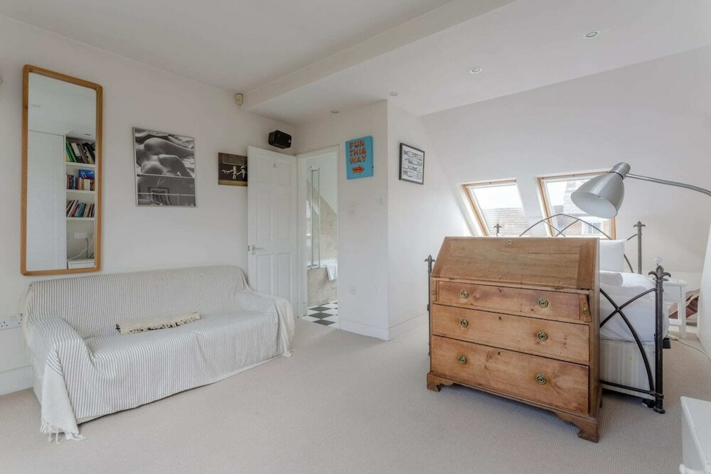 Фото Large Modern Maisonette in Southfields