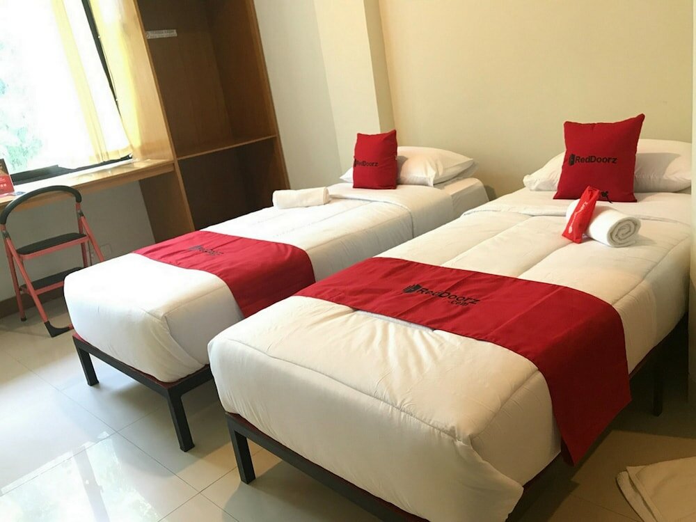 Фото RedDoorz Plus @ Bitung City Center