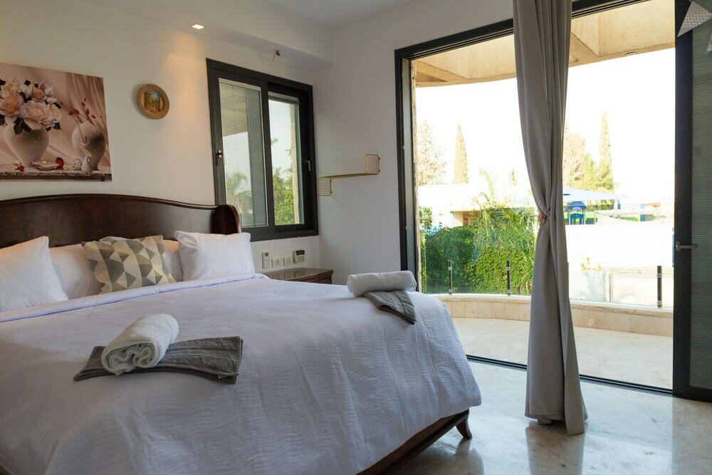 Фото Grace Holon Villa & Pool