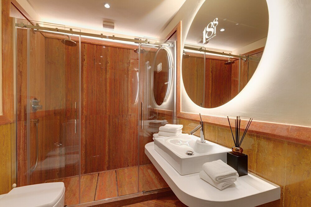 Фото 1881 Luxury Suites