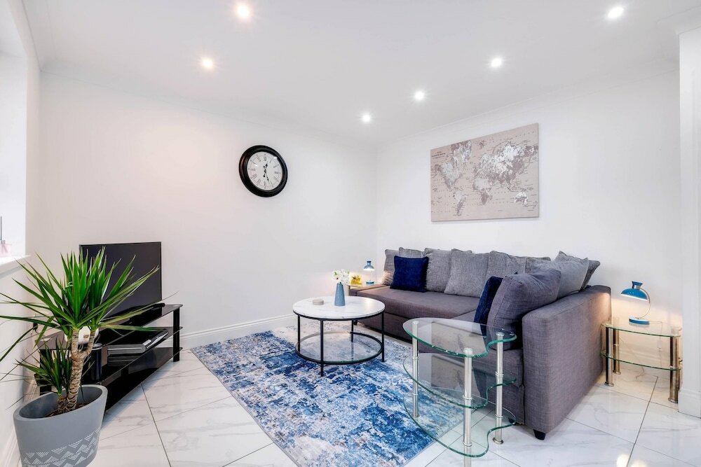 Фото 3 Bedroom House with Parking in Windsor