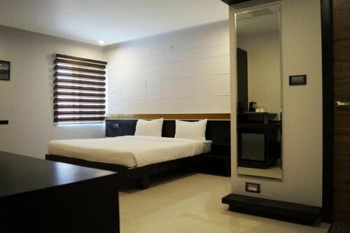 Гостиница Hotel Raj Comforts - Golf View в Бангалоре