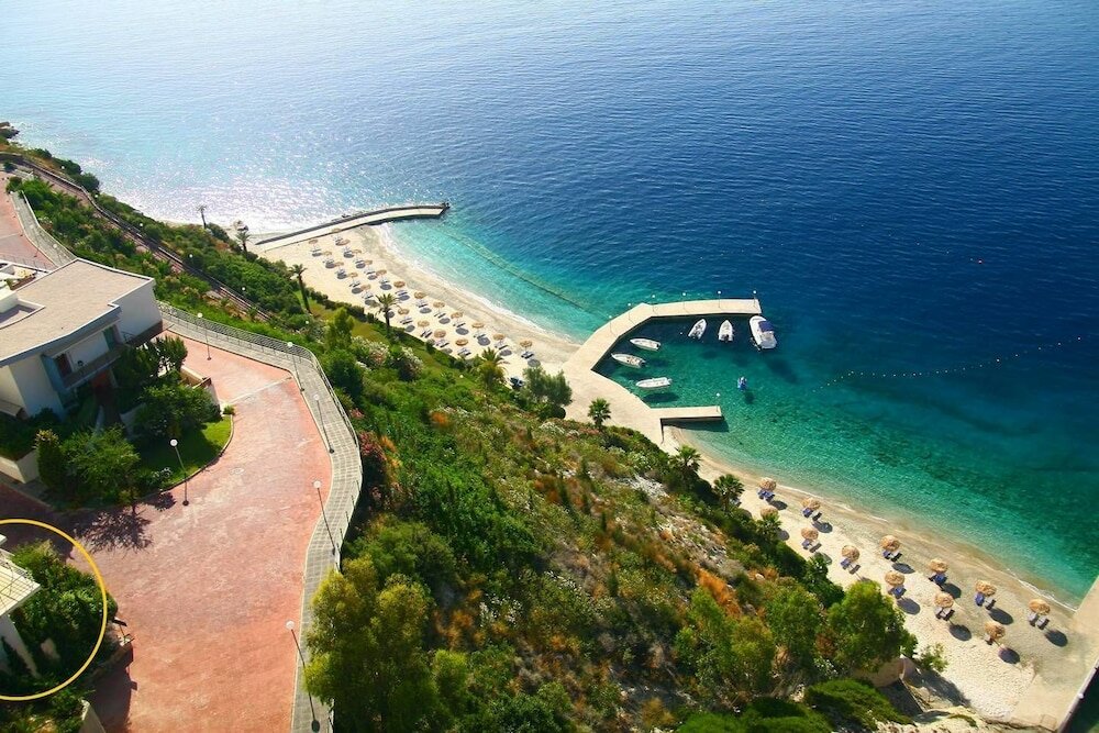 Фото Seafront home 4' walk to private beach