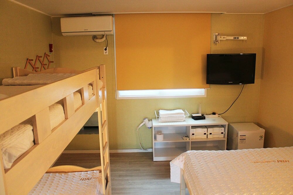 Фото Yeosu Hi and J Guest House