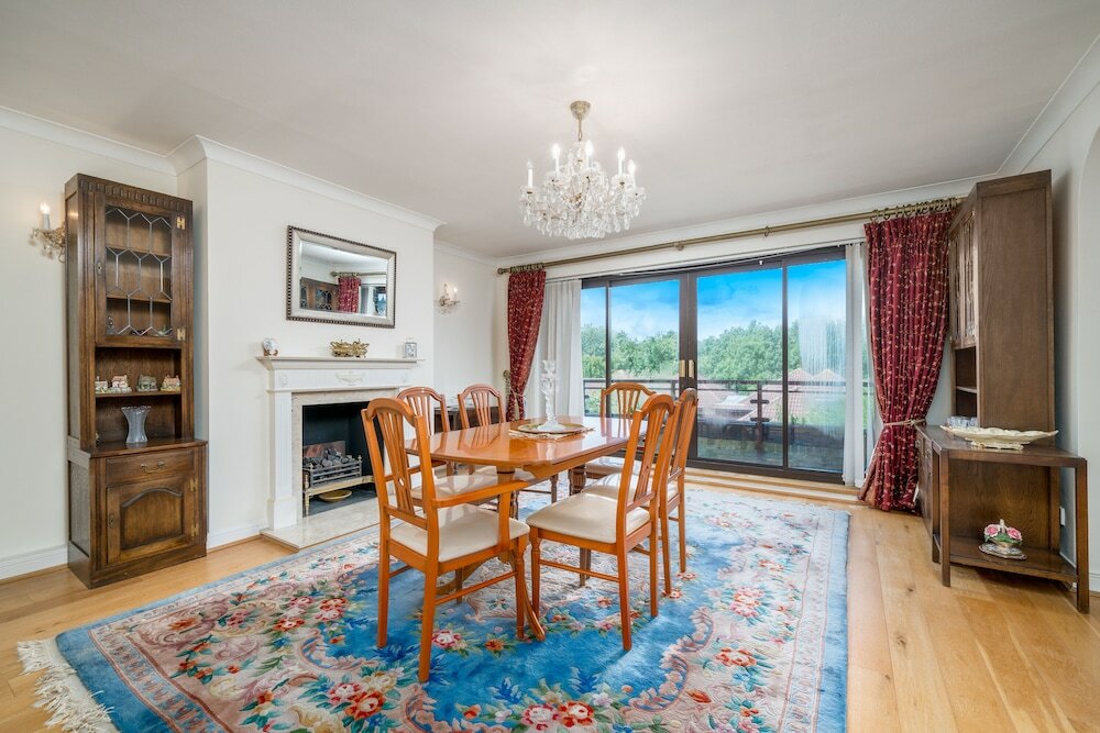 Фото Delightful Vintage 2 Bedroom Apartment