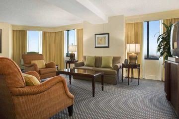 Фото Hilton East Brunswick Hotel & Executive Meeting Center