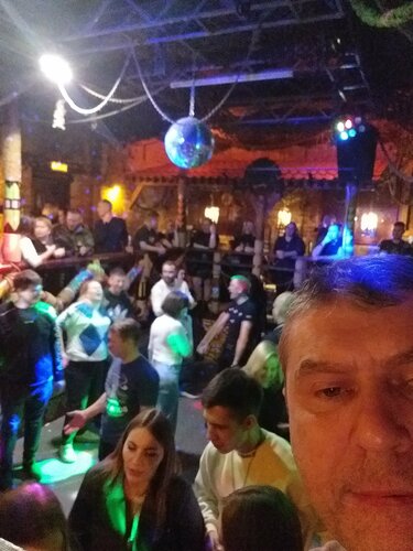 Сиськи мен көзілдірігі бар қыз