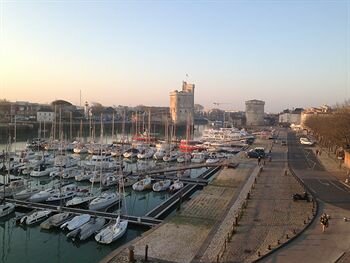 Внешний вид отеля Hotel La Marine в Ле Рошели, фото 4