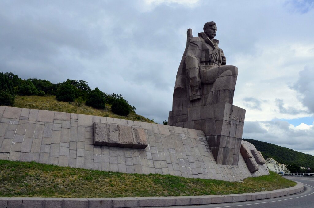 Anıt, heykel Памятник-ансамбль в память затопленных кораблей Черноморского флота 18 июня 1918 г. Моряки революции, Krasnodarski krayı, foto