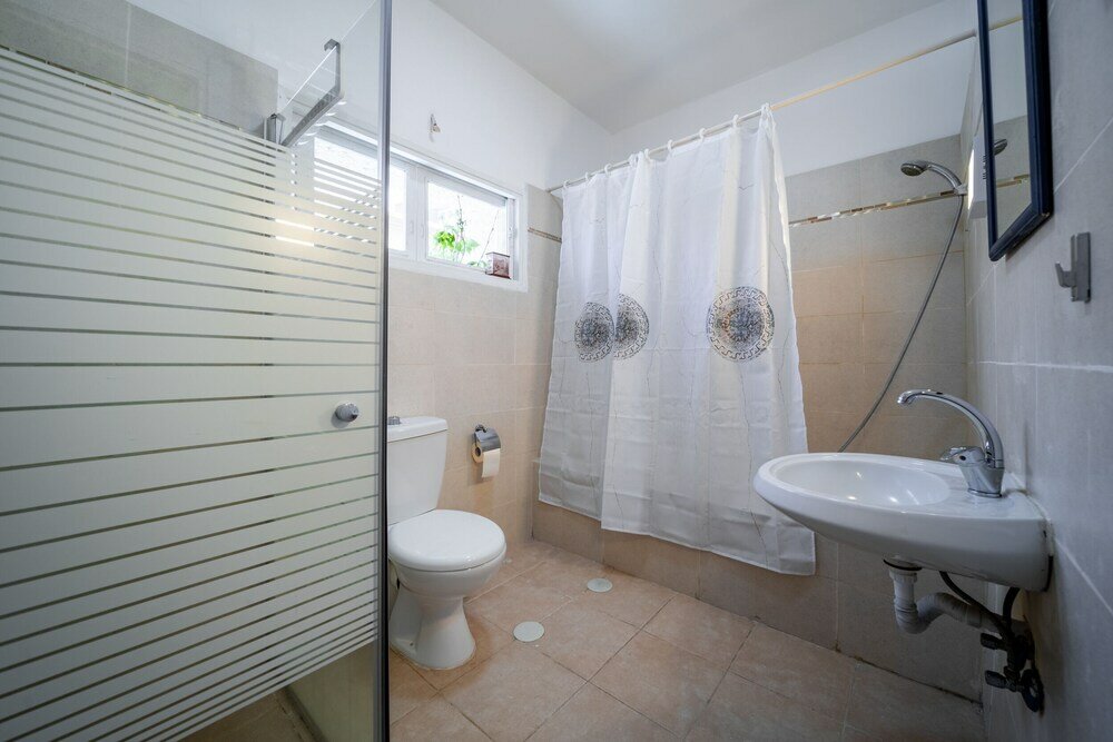 Фото Spacious 4bd House w Pool in Hezliya