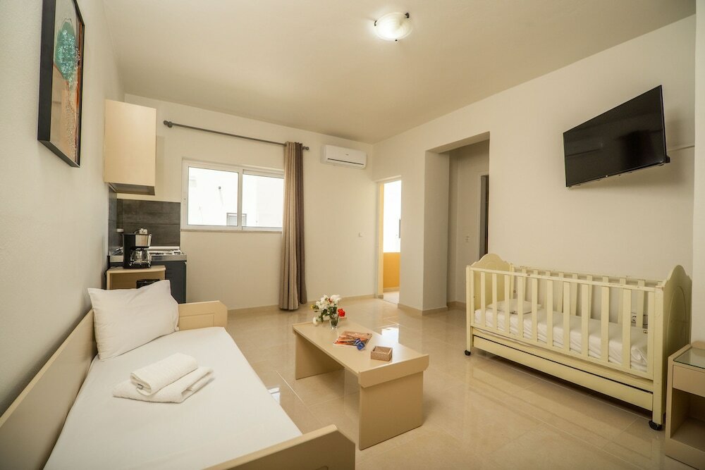 Фото Manos Beachside Apartments