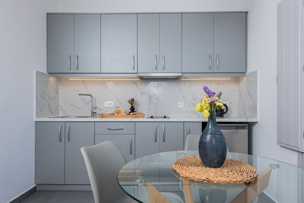 Фото Golden View Jacuzzi Suites