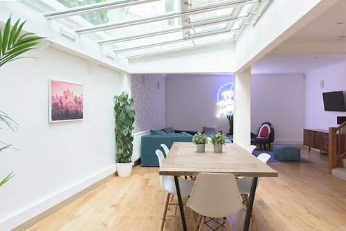 Гостиница The Harrods Mews - Modern 4bdr Mews Home with Rooftop Terrace & Garage в Лондоне