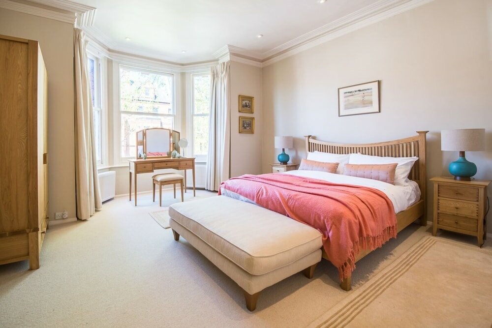 Фото Homely 2 Bedroom Victorian Apartment in Hampstead