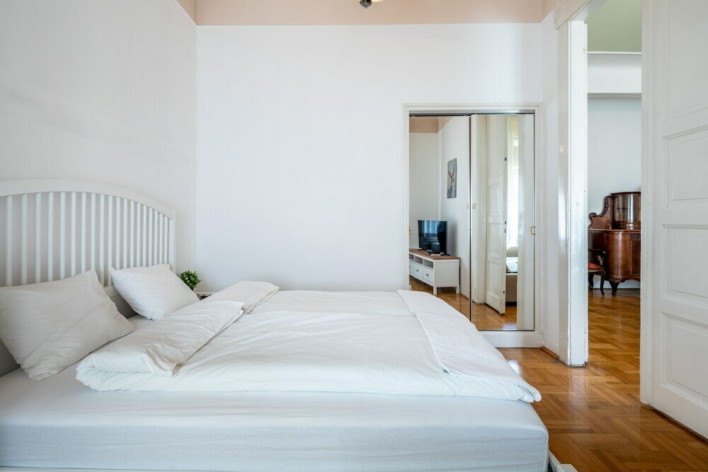 Фото Huge Apartment in the city center