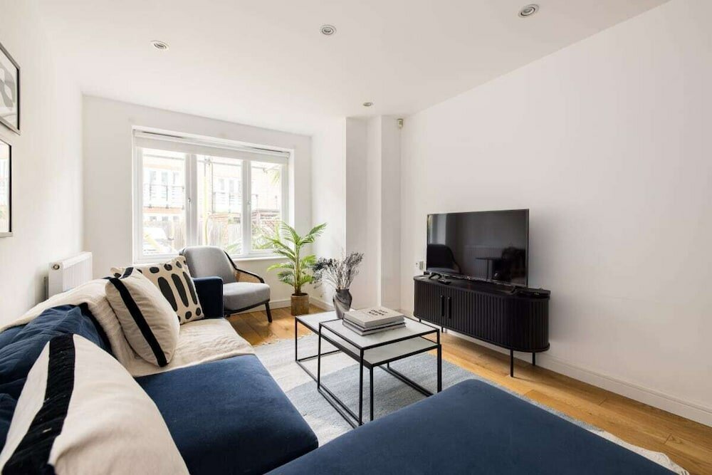 Фото The Walworth Hideout - Elegant 2bdr Flat