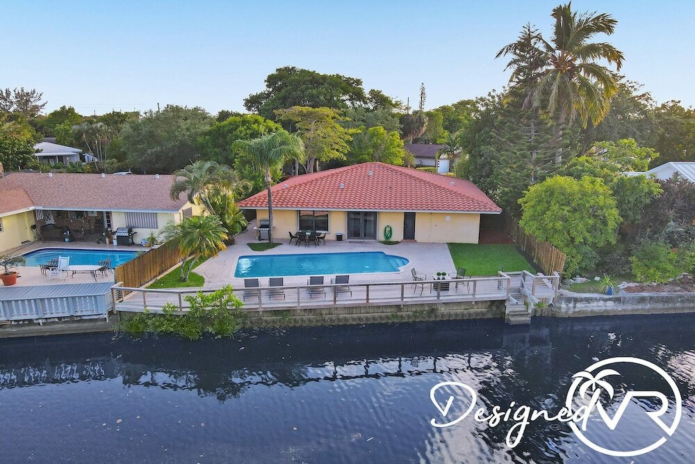 Фото Stunning Waterfront 3br with Heated Pool