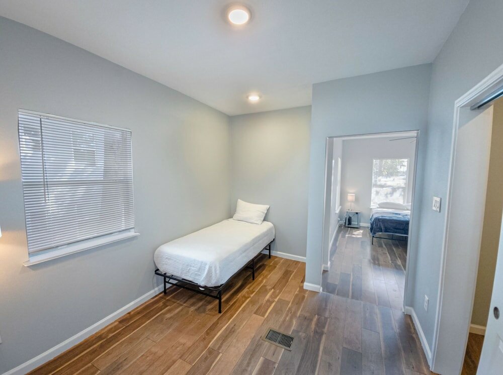 Фото Magnificent Large Home Near Downtown