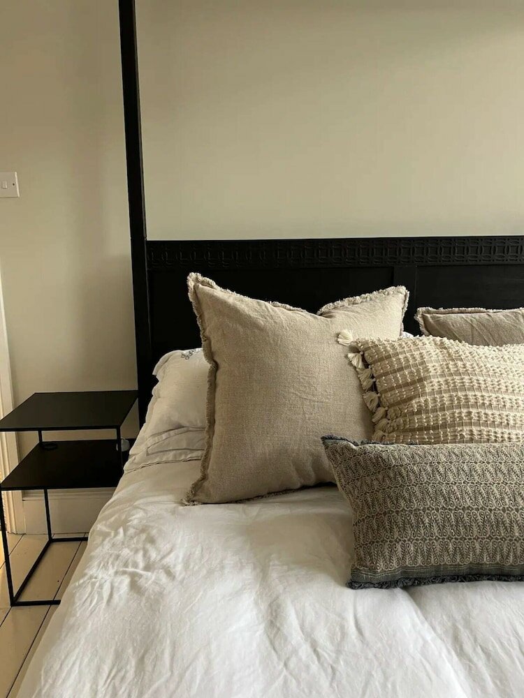 Фото Gorgeous 3 Bedroom Home in Quaint Southfields