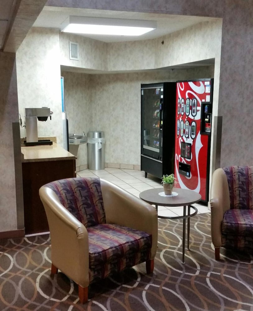 Фото Plano Inn & Suites