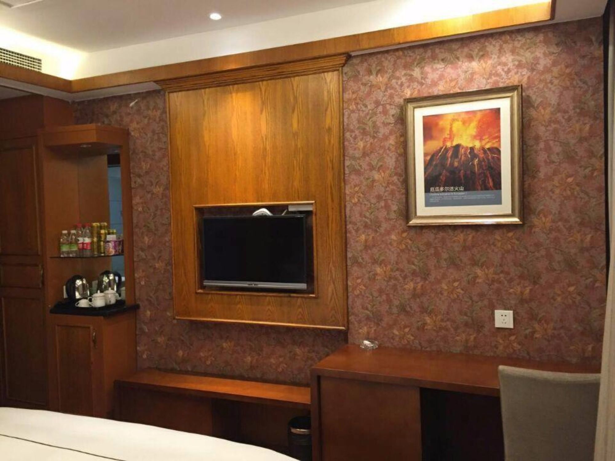 Фото Yiwu Baide Theme Hotel