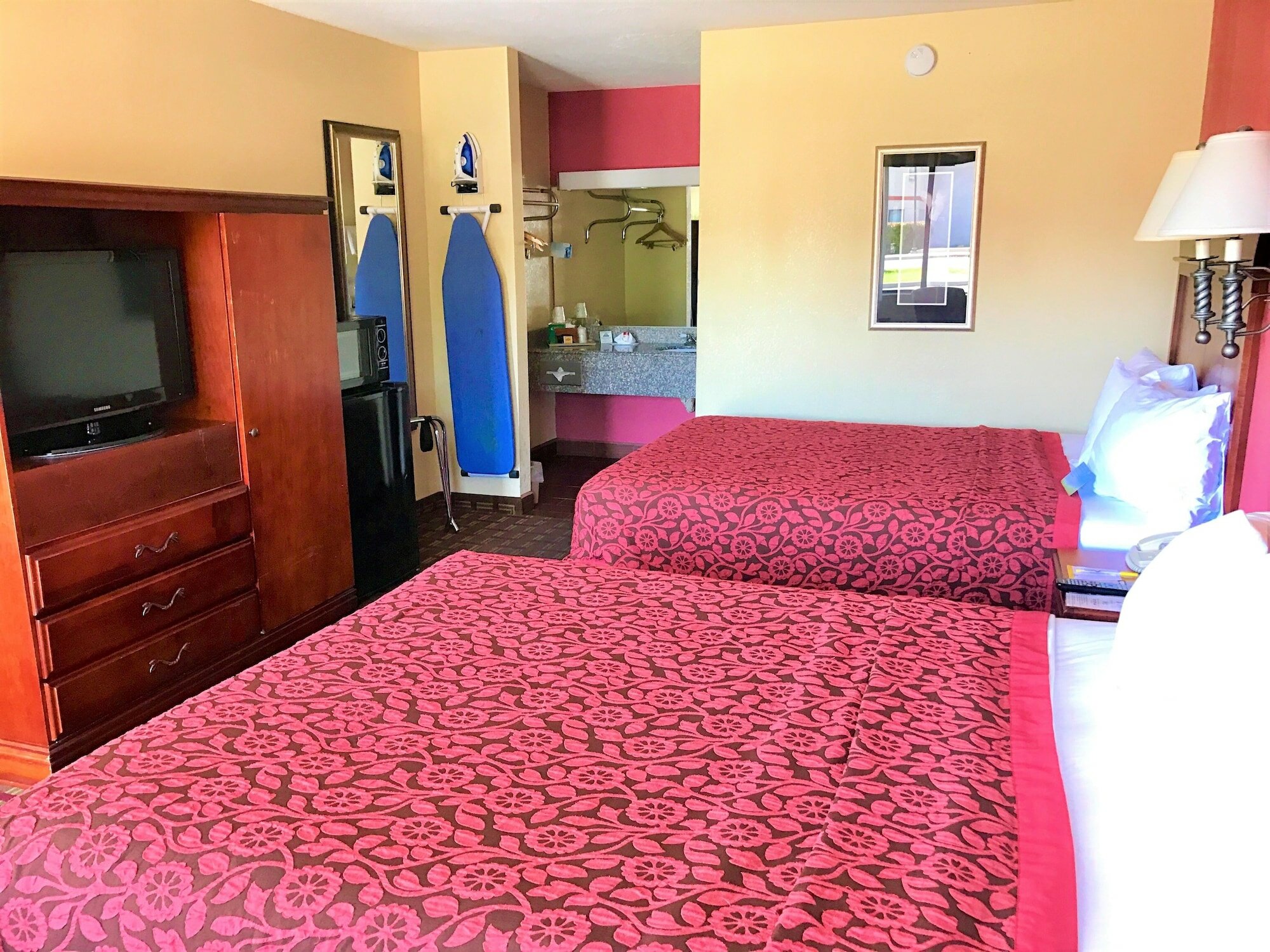 Фото Days Inn by Wyndham East Albuquerque