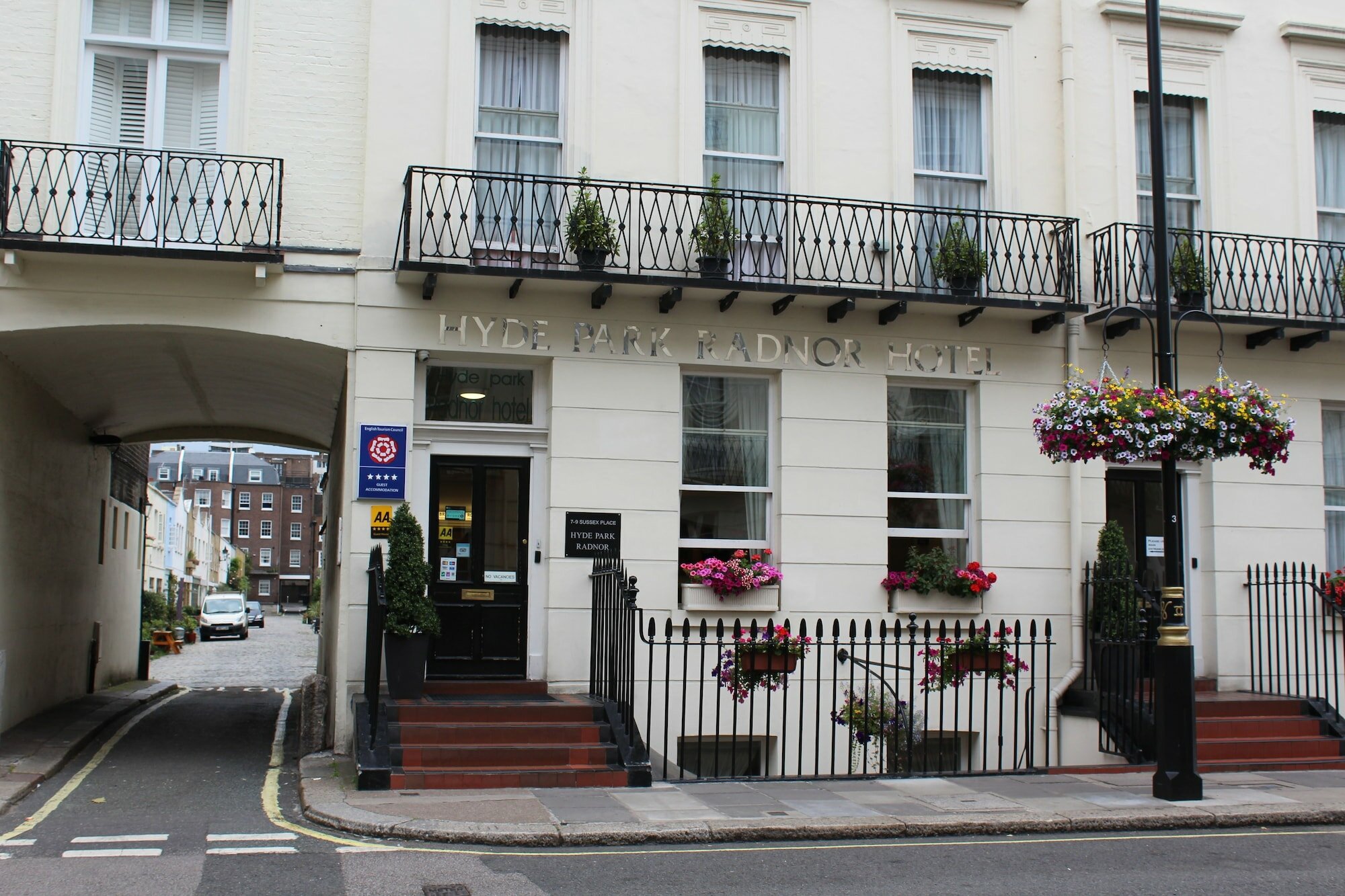 Фото Hyde Park Radnor Hotel