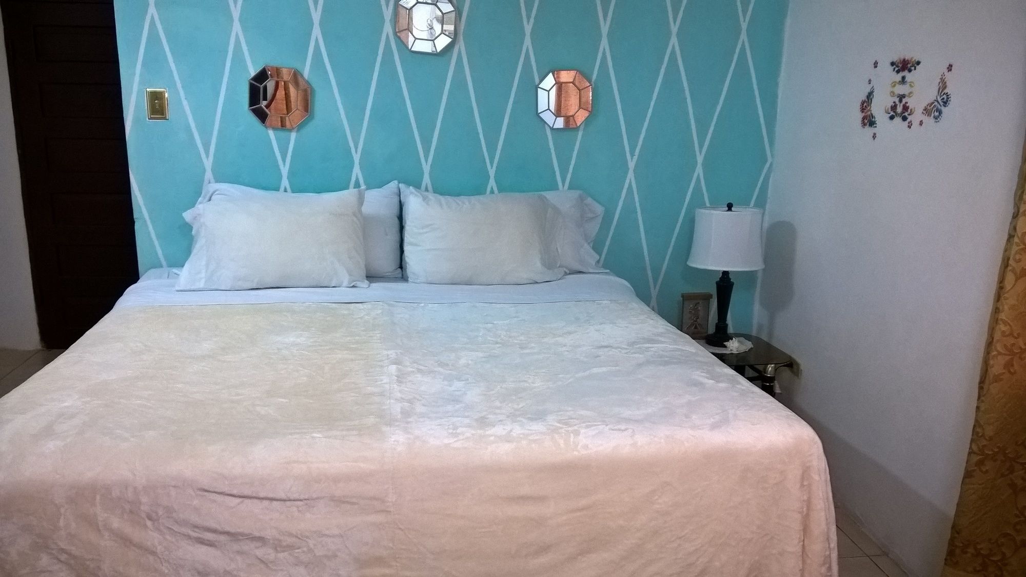 Фото The Red Hut Inn