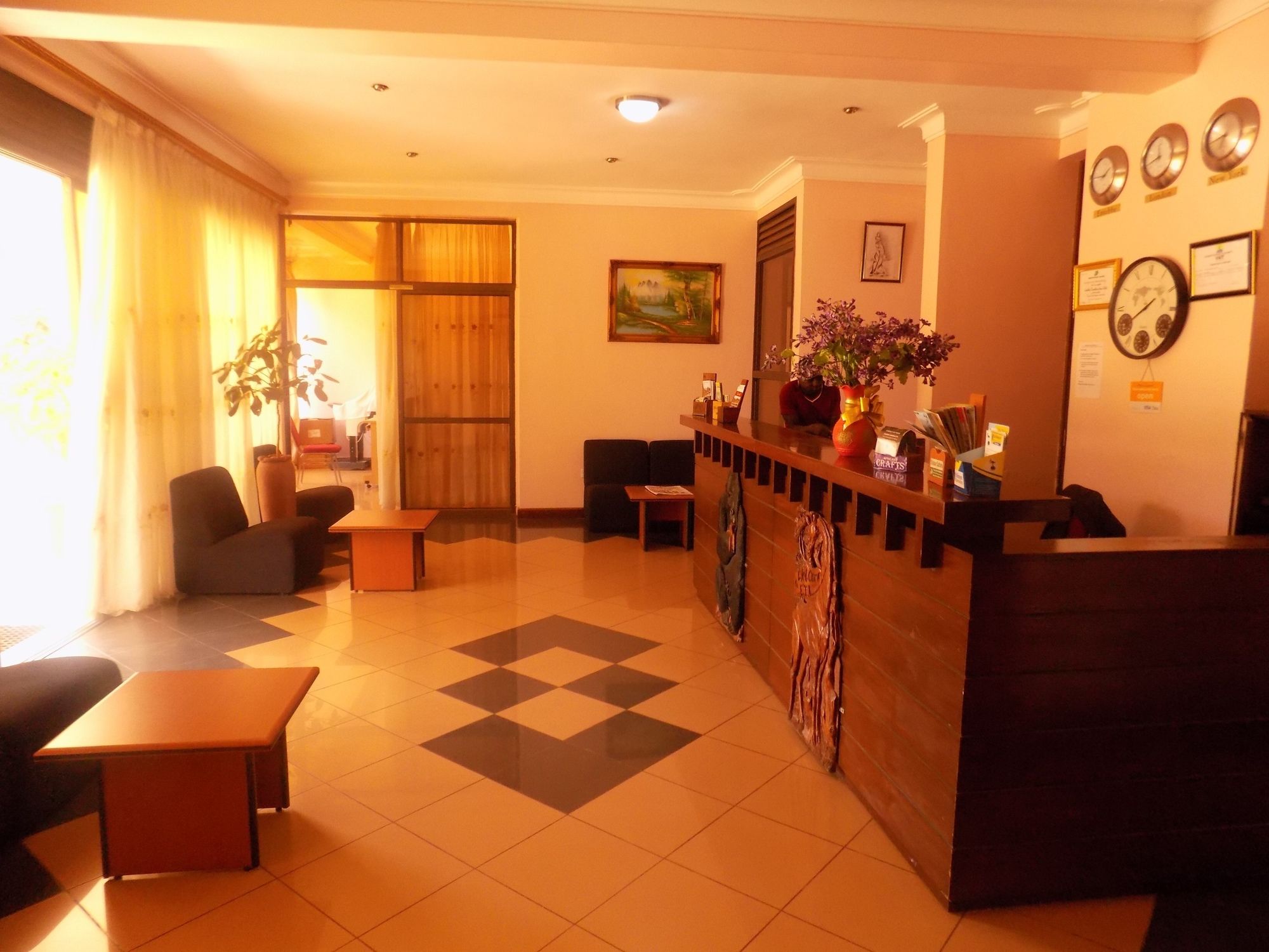 Фото Entebbe Travelle'rs Inn